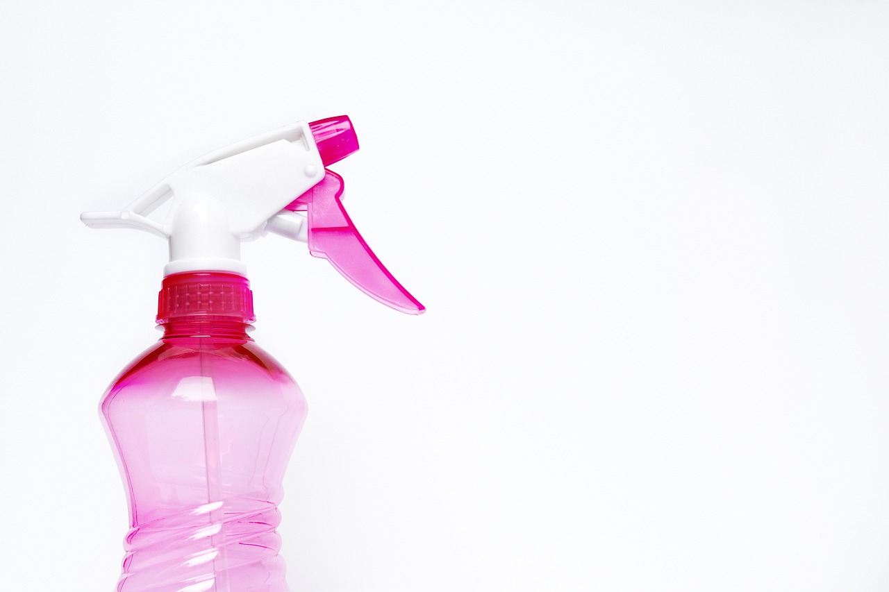 spray bottle, cleaning supplies, chores-2754171.jpg